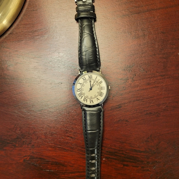 Brand new Women's Black Roman Dial fashion watch - Picture 4 of 4